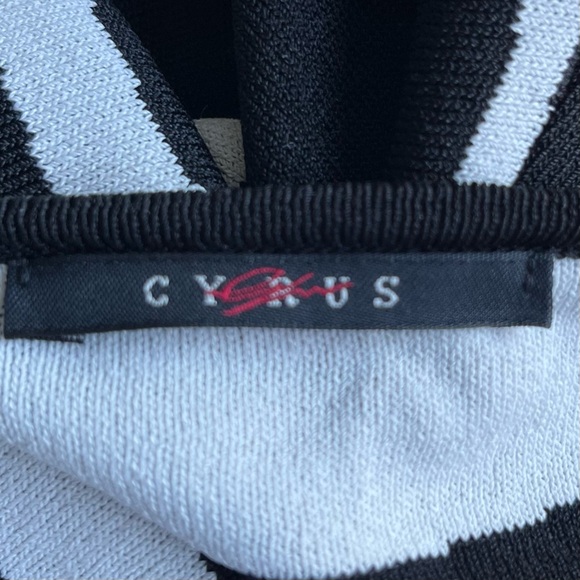 •Cyrus• Knit V-neck Pullover Top - Size Medium - Picture 2 of 8